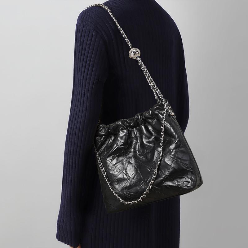 Bag women's autumn and winter new leather bucket bag messenger bag large capacity chain bag commuter shoulder bag