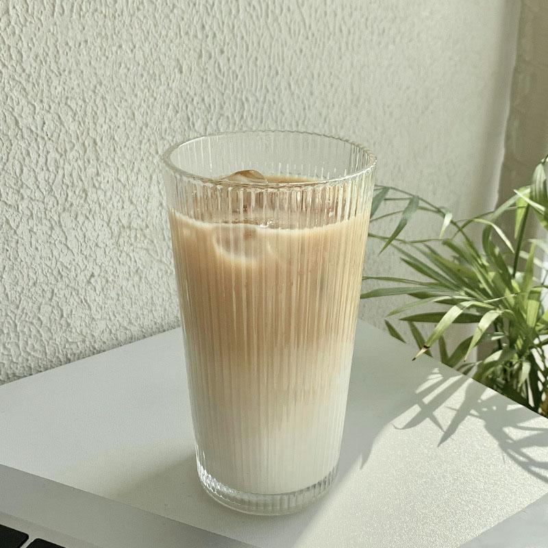 

Стеклянный термостакан для кофе с вертикальной полоской, крышкой и трубочкой - Стильный портативный стакан для ледяного латте, молочного чая и холодных напитков 301-400ml