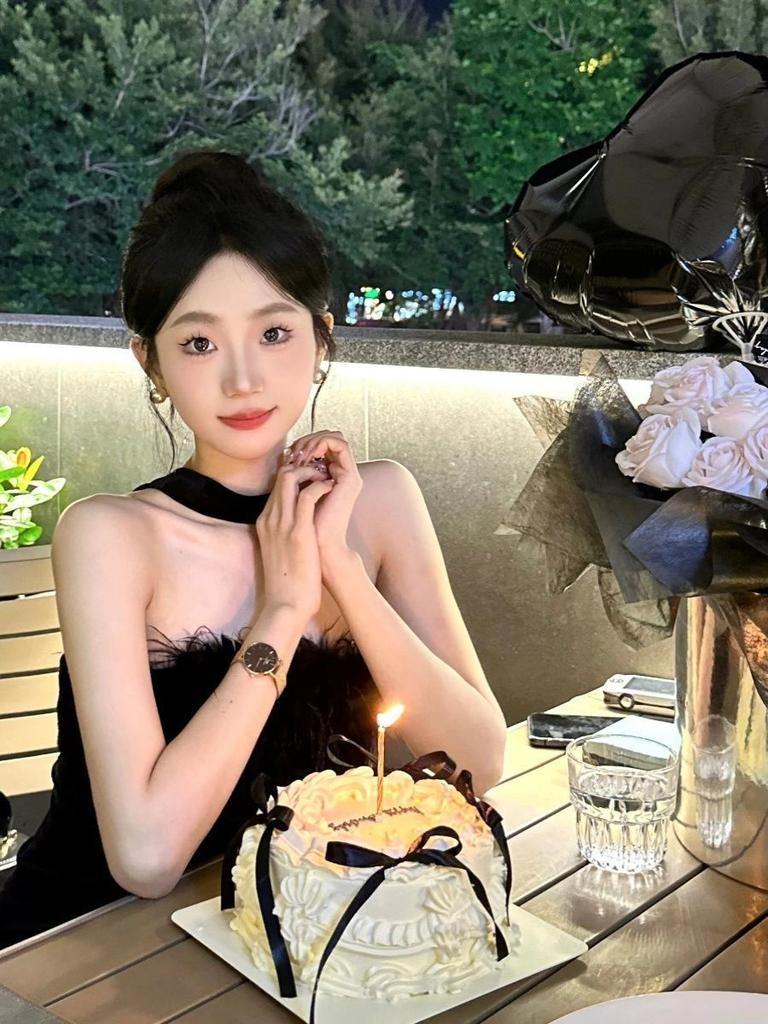 Black tube top, rough edge dress, women's off-the-shoulder hanging neck, one-word shoulder slim and thin, hip-wrapped short dress, small dress.