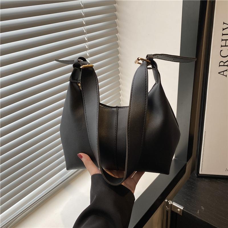 Niche simple retro shoulder messenger bag summer new fashion high sense armpit bag casual tote bag