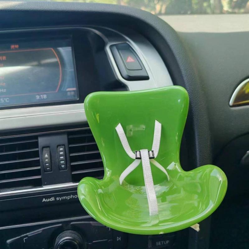 Suport Figurina Mașină Labubu - Se Prinde pe Gura de Ventilație, Se Potrivește Tuturor Păpușilor, Dublează Drăgălășenia