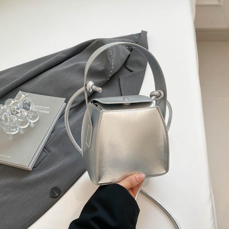 Hochwertige Nischen-Handtasche quadratische Box-Tasche Damen 2025 Frühling Neu Trendiges ausländisches Persönlichkeitsdesign Schulter-Umhängetasche