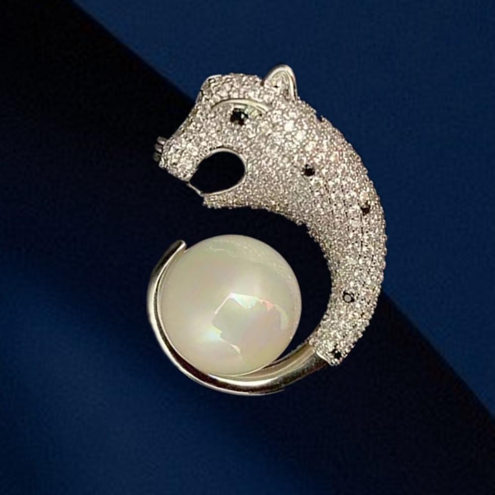 Luxury Copper Zircon Pearl Cheetah Brooch for Men and Women - Elegant Accessory for Suits and Shirts