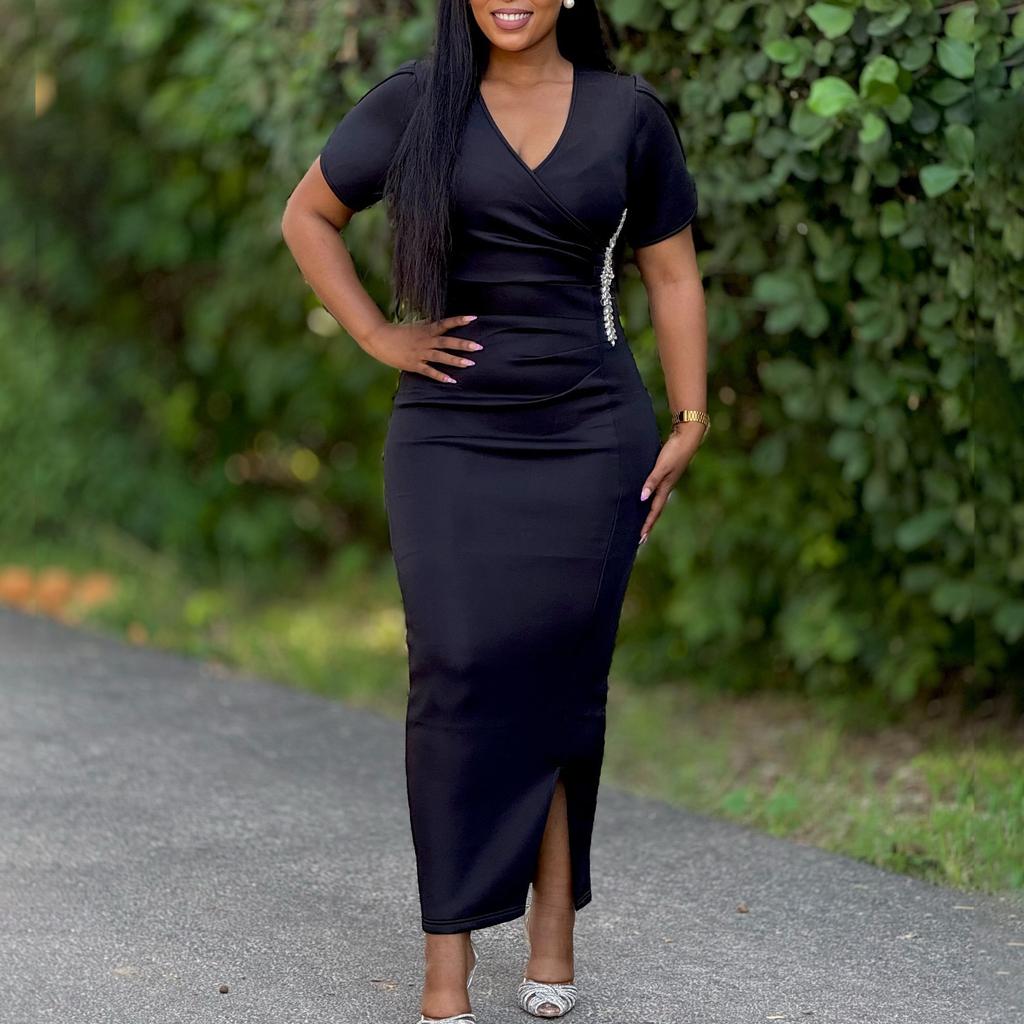 The New Women's Dress Is Fashionable, Elegant and Stylish, Featuring A V-shaped Banquet Dress and A Diamond Embossed Dress