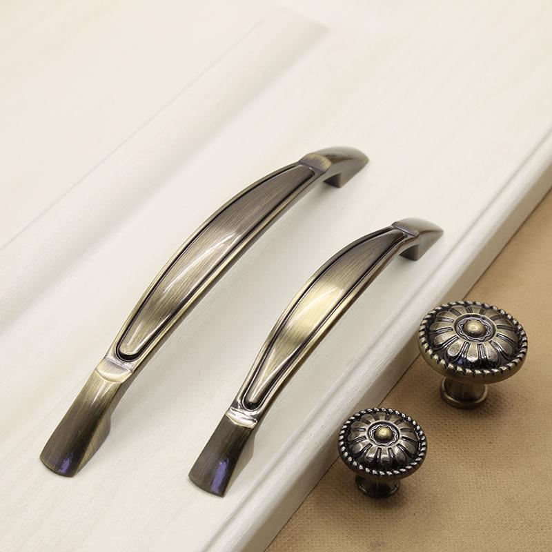 European Style Antique Bronze Pull Handle for Kitchen Cabinets, Wardrobes, and Drawers - Classic Retro Zinc Alloy Design.