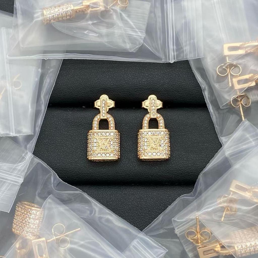 Elegant Mother-of-Pearl Four-Flower Earrings - Classic High-Quality Fashion.