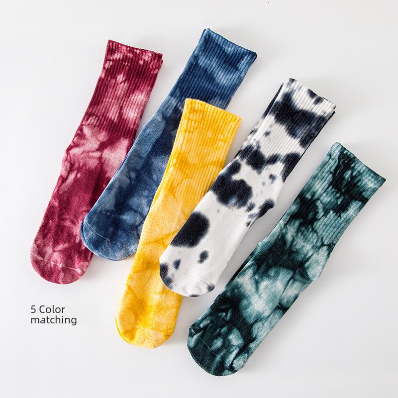 Damfärgglada batikmönstrade halkfria frottésockor i mellanhöjd av bomull för yoga och pilates