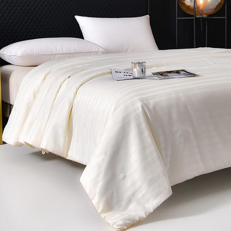 Fangwang Tussah-Seiden-Steppdecke & Baumwoll-Jacquard 4-teiliges Bettwäscheset