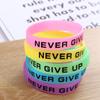 Die Dunkel leuchtenden Gummiarmbänder Never Give Up Armband Silikon Schweißband Basketball Handgelenkband