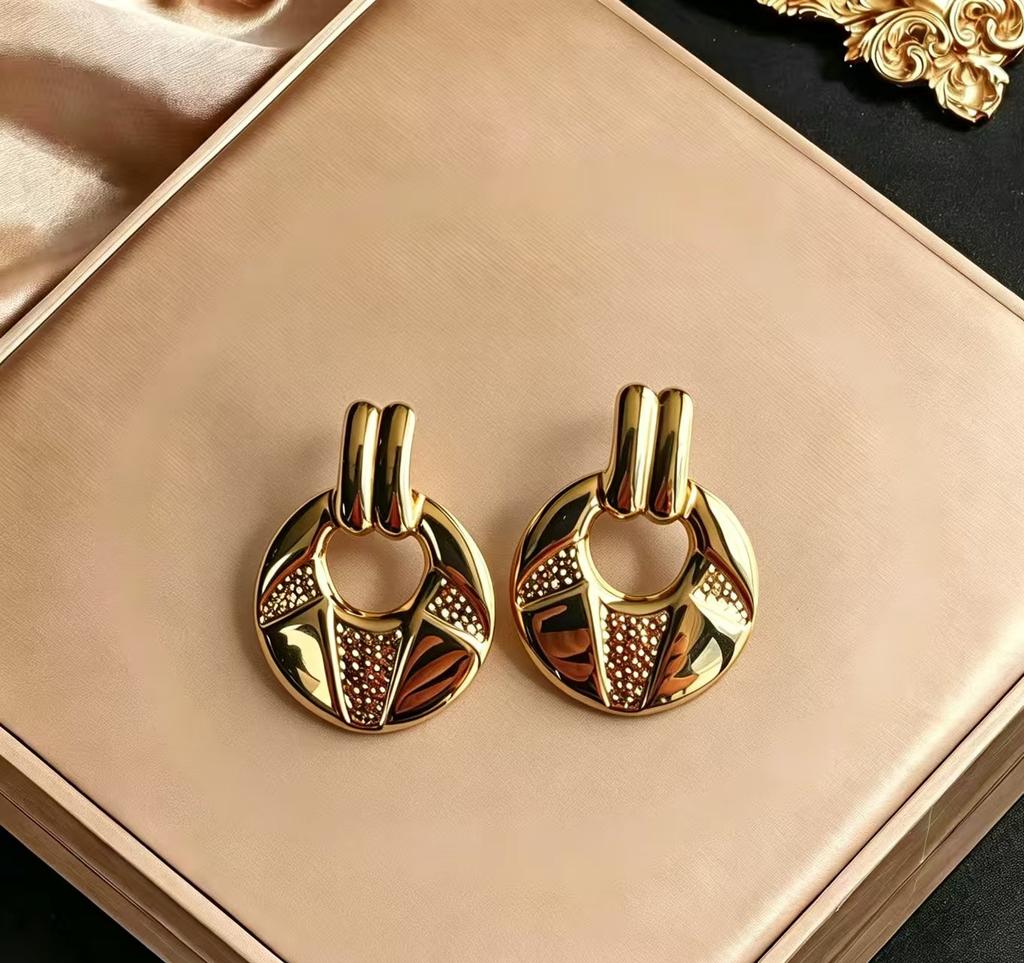 Stainless steel high-end gold earrings, niche design light luxury metal studs, temperament earrings