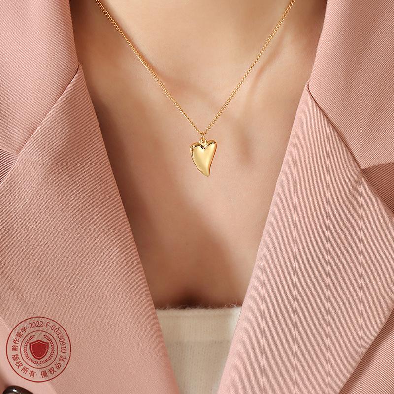 Stylish Heart Pendant Necklace: 18K Gold-Plated Titanium Steel, Cold-Style Clavicle Chain for Women