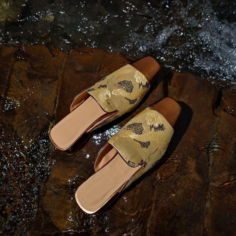 

Новые вышитые тапочки-мюли в китайском стиле для женщин, летняя обувь, французский темперамент, атласные мюли, крутые тапочки для ношения с юбкой 40 шампанского