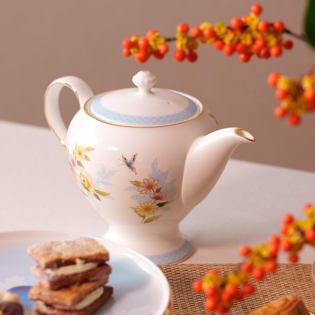 NARUMI Ramage Teapot, 720cc, Blue, Floral Print, Cute and Stylish Ceramic, Gift Boxed, 52468-4717