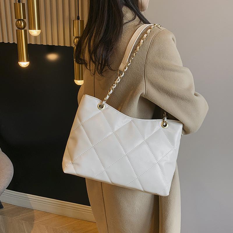 2023 Winter New Women's Bag Fashion Street Trend Shoulder Bag Retro Casual Crossbody Bag Rhombic Chain Tote Bag In Black