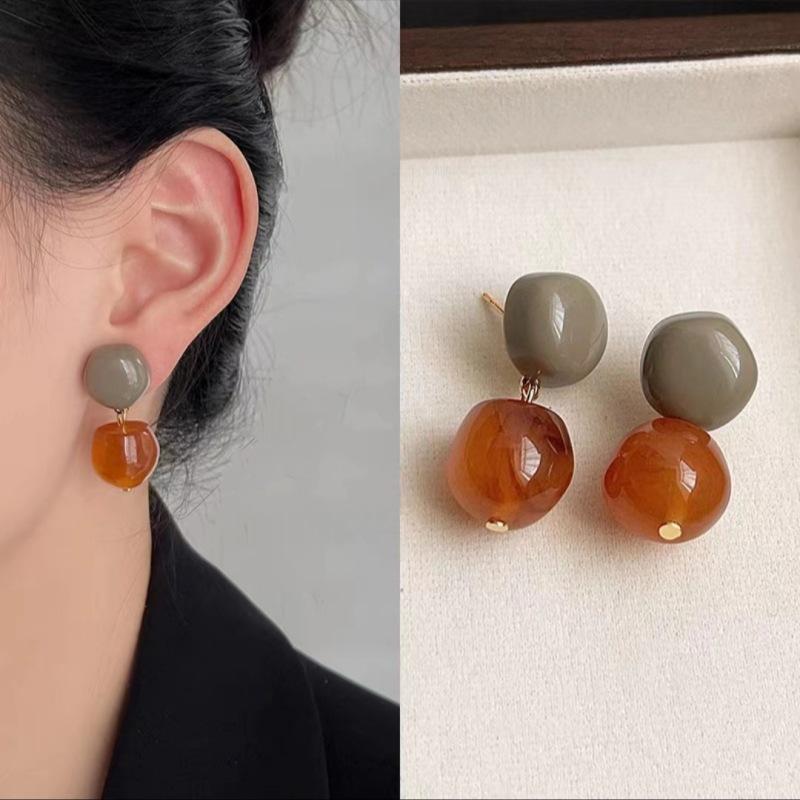 Simple high-end design niche temperament stud earrings women's light luxury fashion personalized earrings exquisite versatile sweet cool earrings