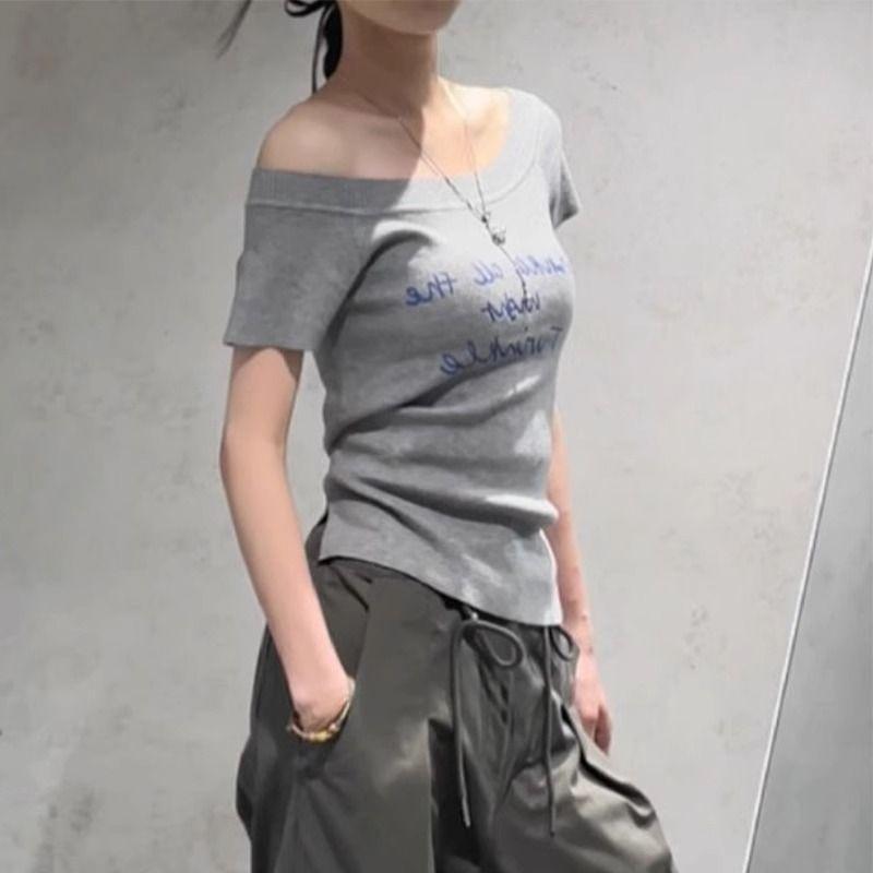 

American-Style Design Letters Print Sloping Shoulder Short sleeve T-shirt Women Summer Chic Very Beautiful Hot Figure Show Short Top Gray quality version S