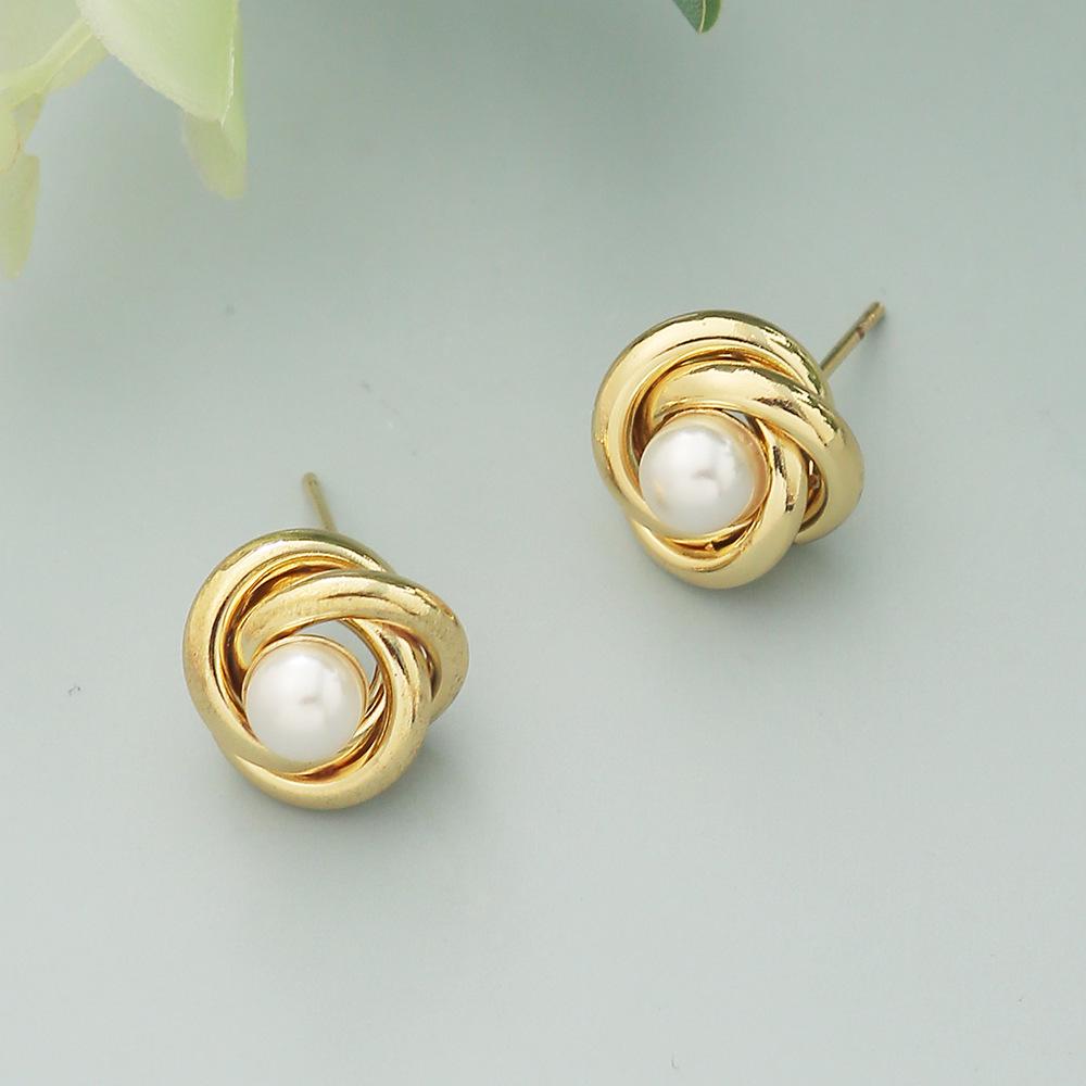 

Lightweight Twisted Pearl Stud Earrings with Hollow Tube Design золотой