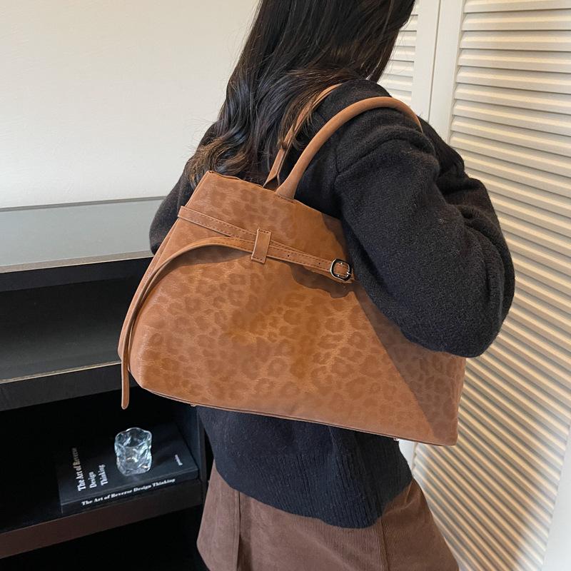 

Женская сумка-тоут с леопардовым принтом, большой вместимости, матовая, в стиле ретро, на плечо - Коллекция Осень/Зима 2025 One Size коричневый