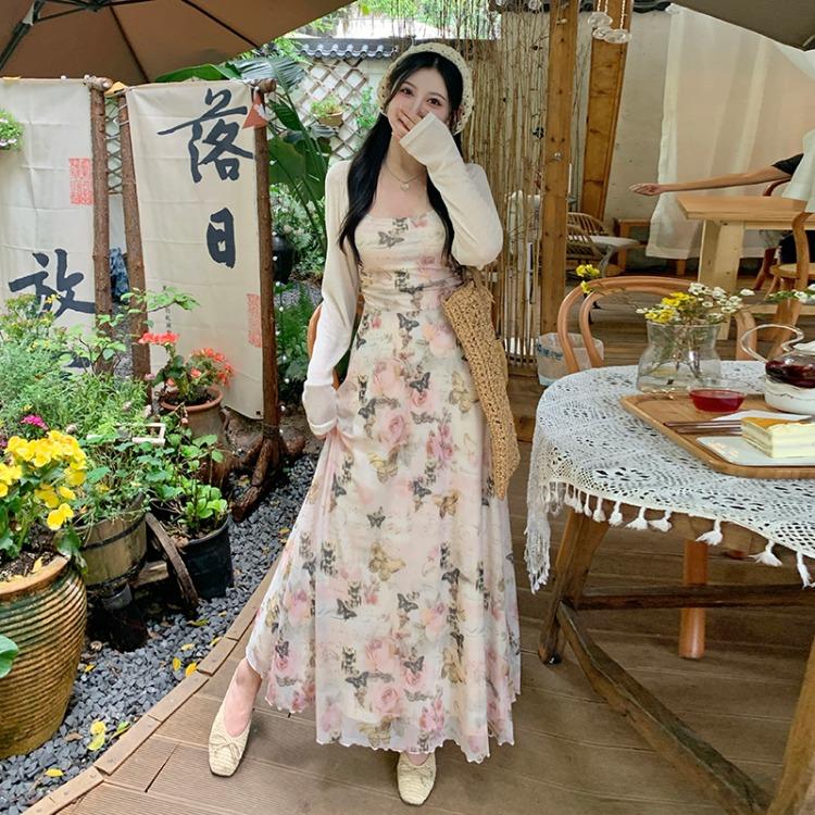 Chic and Feminine Sleeveless Maxi Dress with Floral Print and Waist Cinching