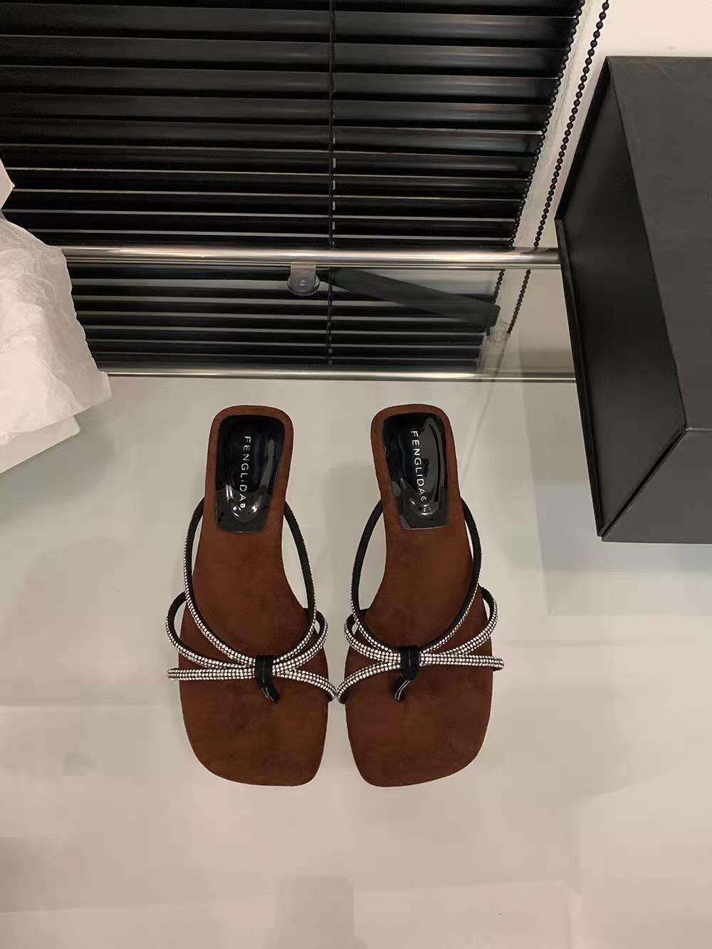 

Пляжные шлепанцы 2025 новая летняя обувь со стразами мягкая подошва плоская подошва с перемычкой между пальцами елочка французские маленькие крутые шлепанцы женская обувь 40 темно-коричневого