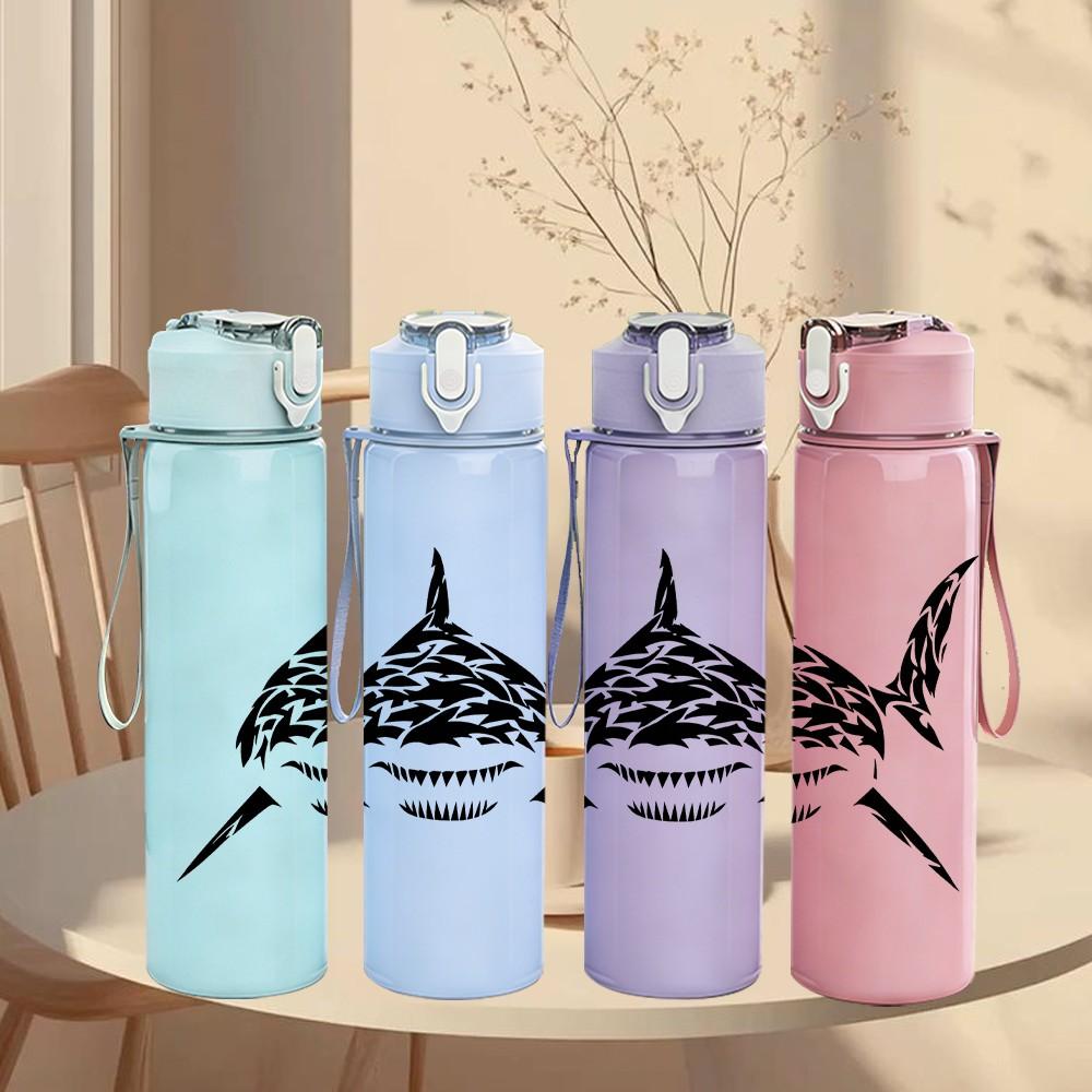 1 PZ Testa di Squalo Line Art Nero 750ml Plastica Colorata Borraccia Sportiva Tappo Flip-Top Anti-Perdita Adatta per Sport Ufficio Uso Domestico