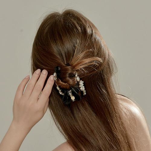 Besty Royal Velvet Bianca Hair Clip