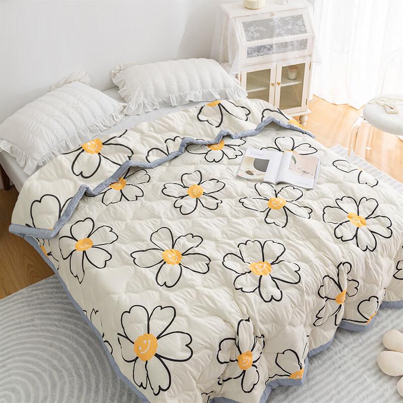 

Breathable All-Season Lightweight Floral Quilt