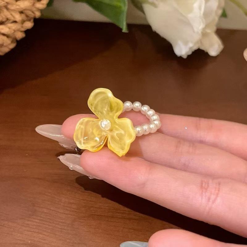 Violet Imitation Pearl Acrylic Three-Leaf Flower Rings for Women Handmade Elastic Rope Beaded Ring Personalization Charm Zircon