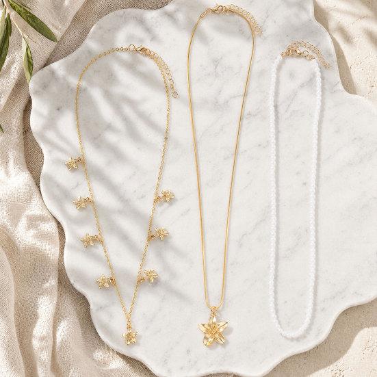 3Pcs Layered Necklace, Stackable Elegant Necklace for Women, Lightweight Flower And Pearl Necklace for Outdoor Beach Vacation Party