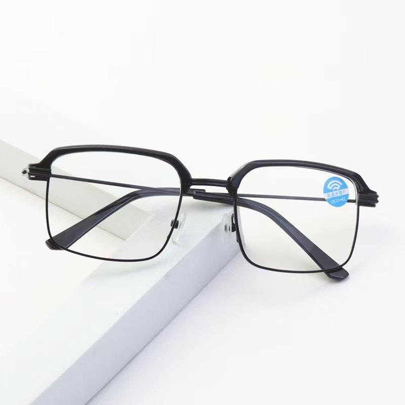 Chic Women's Color-Changing Photochromic Glasses – Stylish Large Frames, Blue Light Blocking, Natural Look, Prescription-Ready.
