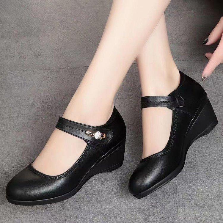 Soft leather soft sole small leather shoes spring and autumn new soft sole non-slip slope heel medium single shoes