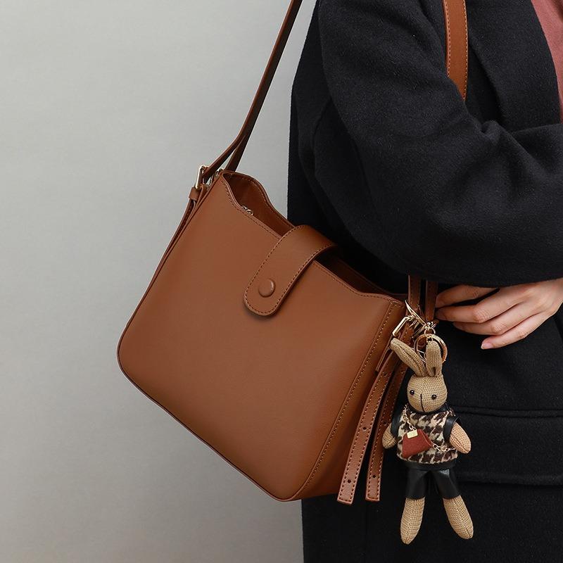 Bucket bag, new messenger women's bag, genuine leather, autumn and winter high-end feeling, large-capacity commuter bag under the armpits.