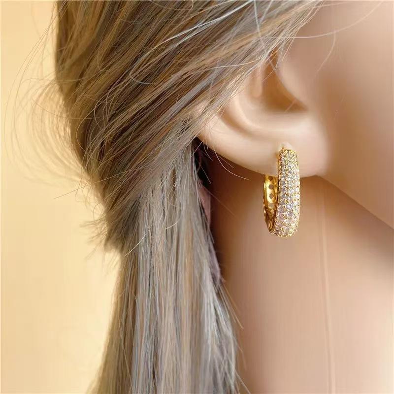 Huitan Boucles d'oreilles créoles creuses couleur or pour femmes pavées de pierres CZ éblouissantes, bijoux de déclaration tendance de luxe pour femmes