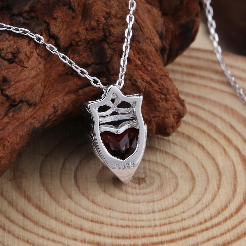 Elegante Damenkette aus 925er Sterlingsilber mit Herzanhänger aus Granat (8,00 mm) im Kronen-Design. Ein edles Schmuckstück, ideal als Verlobungsgeschenk.