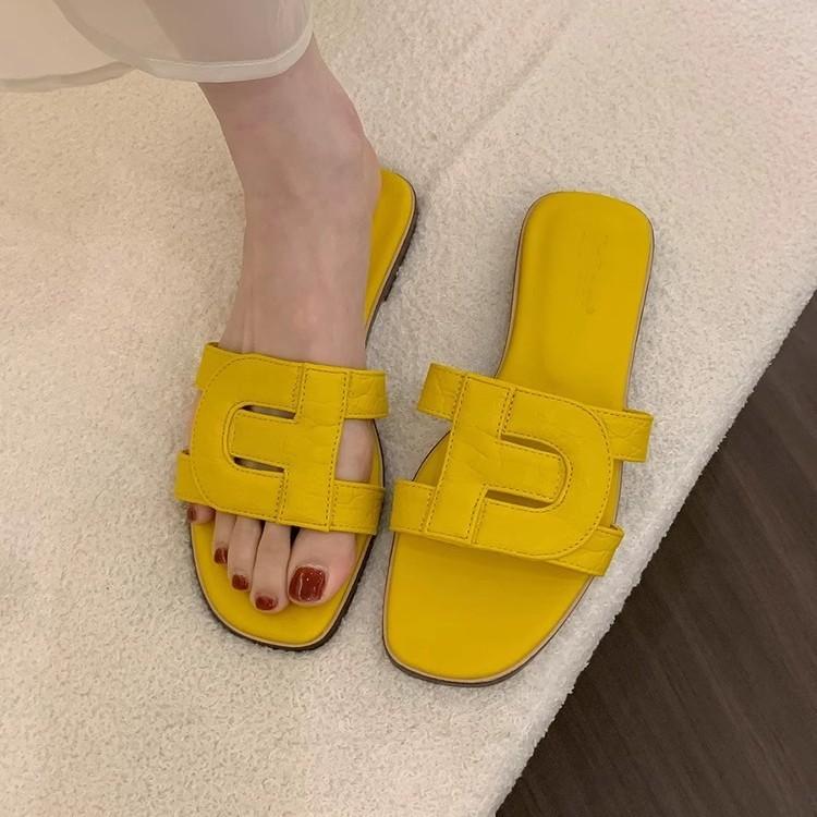 Flat-bottomed open-toed hollowed-out casual versatile one-word slippers 2025 new square-headed flat-bottomed beach embossed cool slippers women