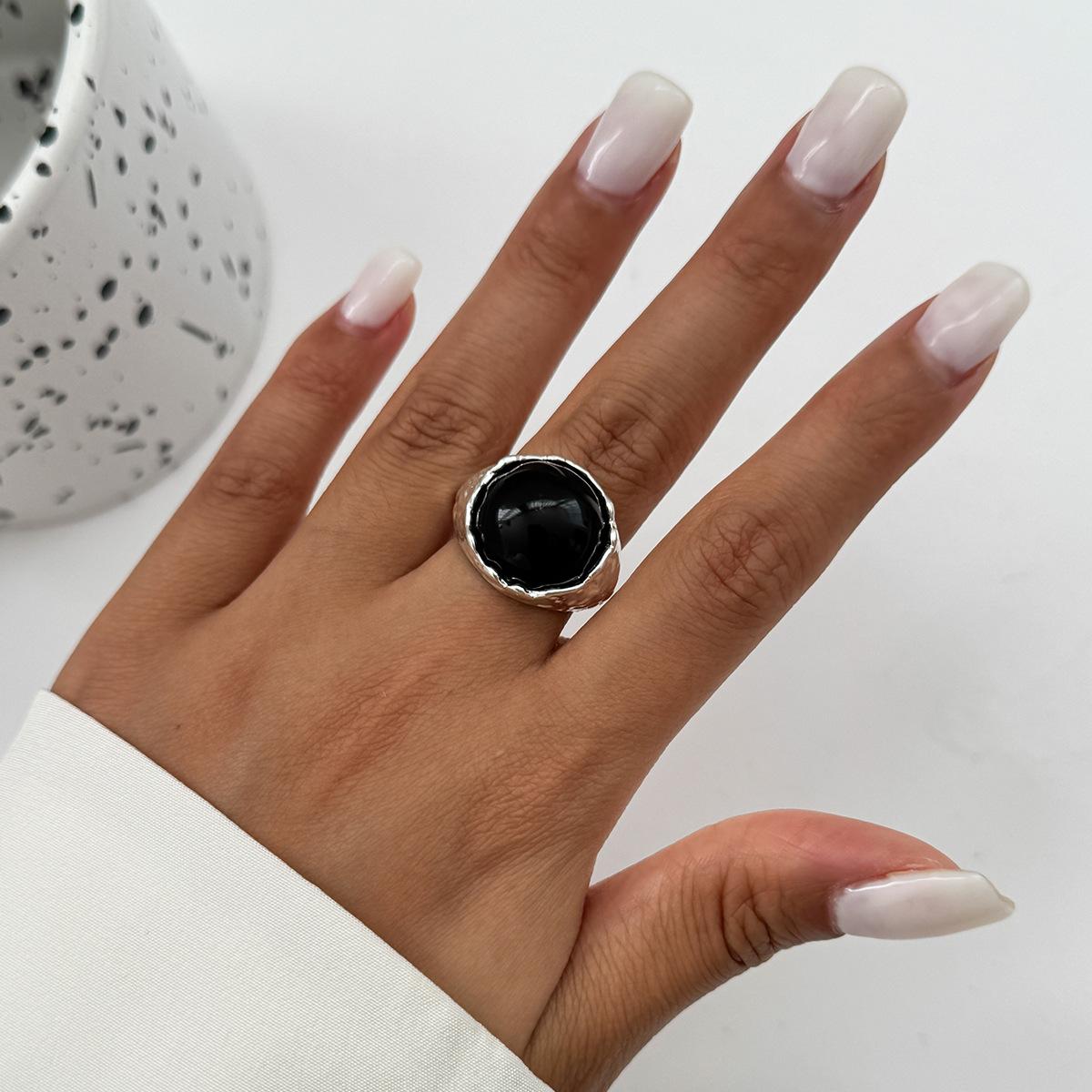 

Роскошный стиль Красочное акриловое кольцо с драгоценным камнем из стразов Металлическое текстурированное плиссированное кольцо с открытой шинкой для женщин INS Повседневное элегантное эффектное украшение для рук