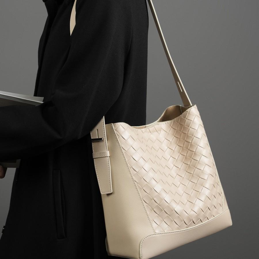 Large Capacity Commuter Bucket Bag 2025 New Single Shoulder Underarm Bag Handmade Cowhide Woven Women's Bag Genuine Leather Crossbody Bag
