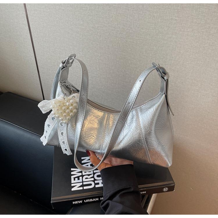 

Сумка большой вместимости женская летняя универсальная 2025 новая нишевая сумка-мессенджер на одно плечо под мышку сумка-пельмень серебряный