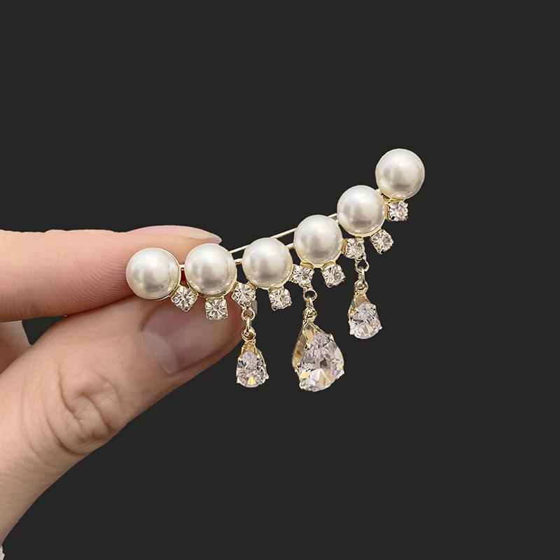 Korean Fashion Pearl Tassel Brooch Pin – Crystal Corsage Accessory for Suits