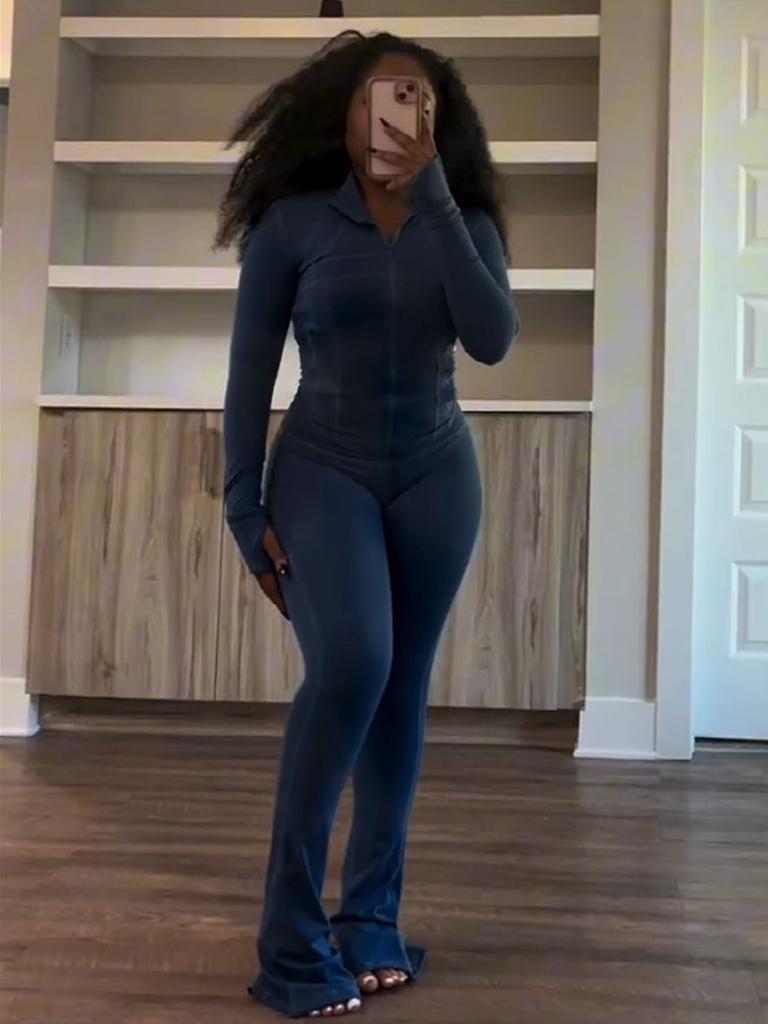 Weißer langärmeliger Jumpsuit mit Reißverschluss und ausgestelltem Bein