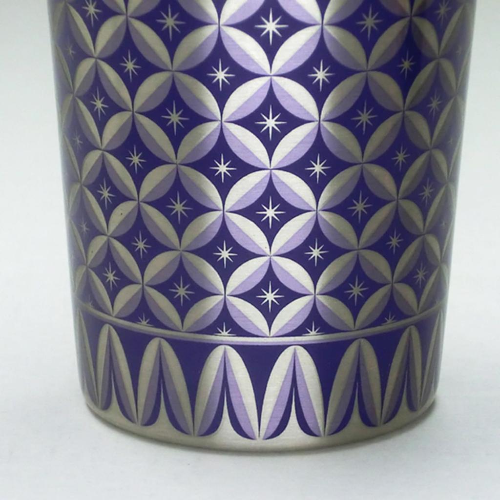 Pair of Ri-an stainless steel tumblers, vacuum-sealed, approximately 350ml, red and blue, in a wooden box. RA-7007A.