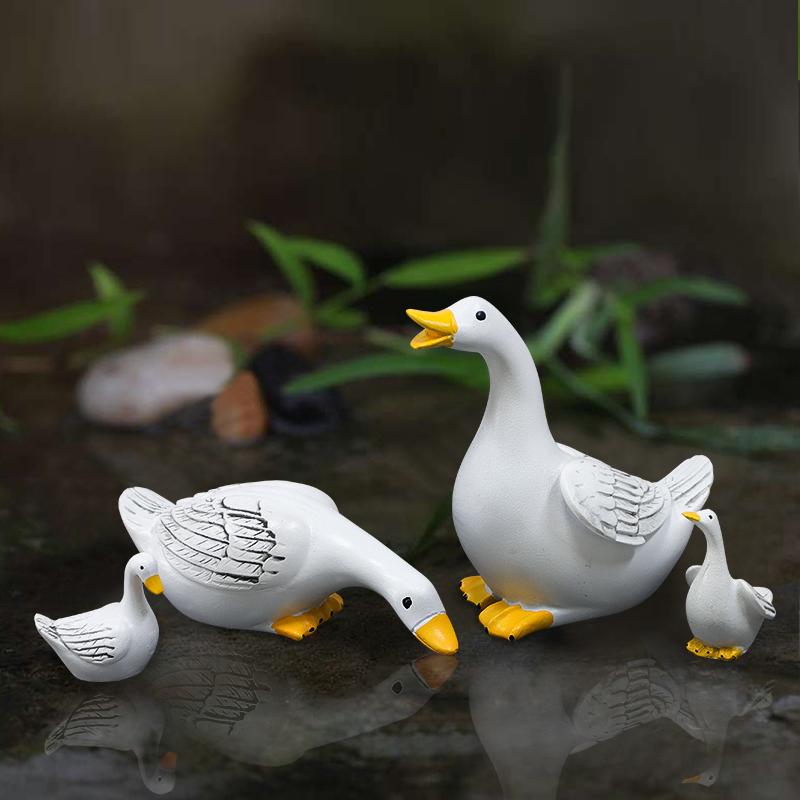 Four-piece Duck Family Sculpture Set Creative Resin Decorative Ornament for Outdoor Garden and Pond Decoration