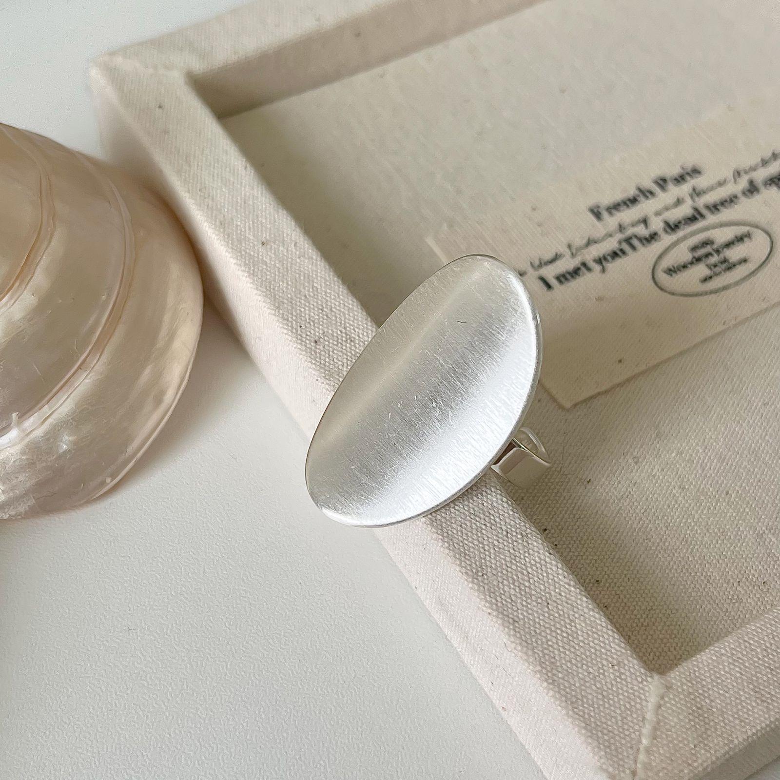 

Элегантное овальное кольцо-заявление с матовой текстурой для женщин