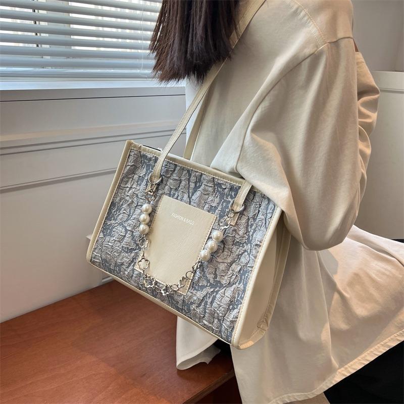 Personalized fashion bag women's new summer largecapacity pearl chain shoulder bag niche design underarm bag premium