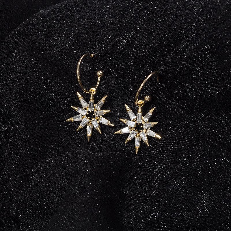 

Элегантные и блестящие женские серьги с цирконием в виде подсолнечника золотой