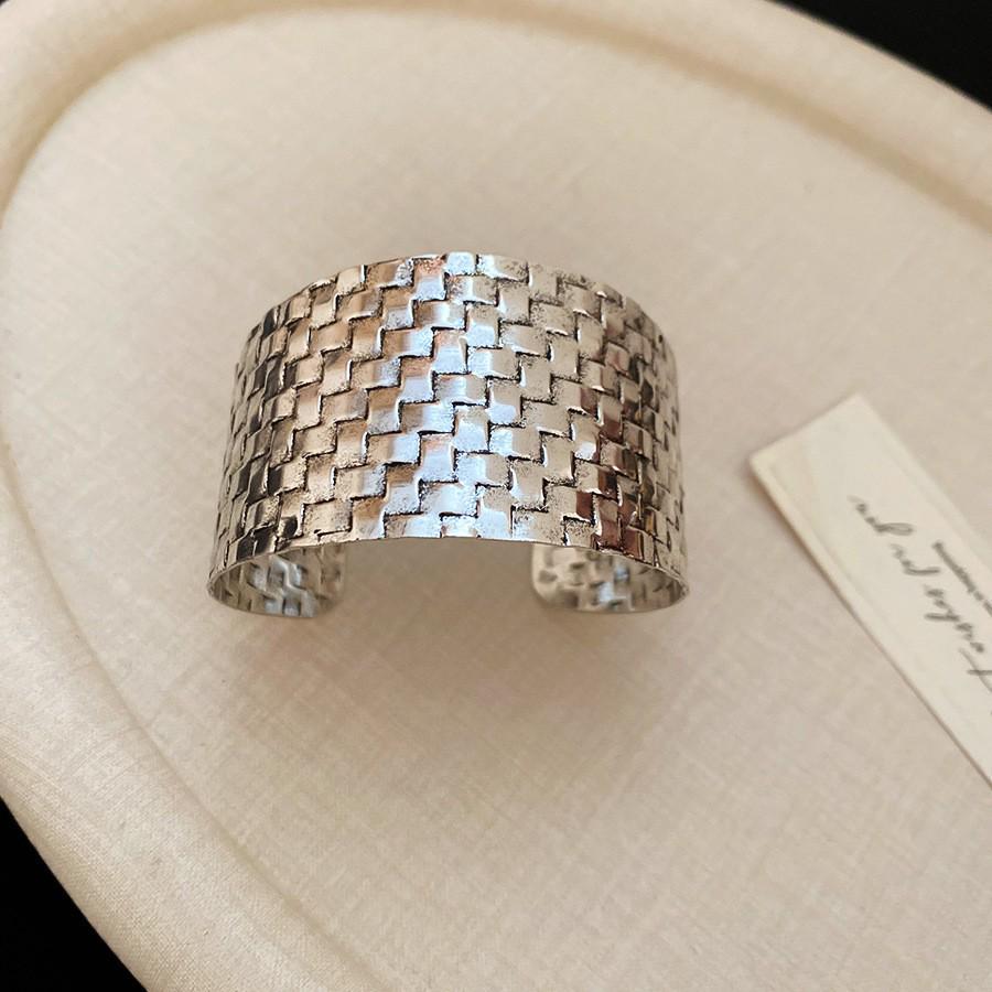European-American Geometric Metallic Open Bangle: Simple, Versatile, Niche Design Bracelet