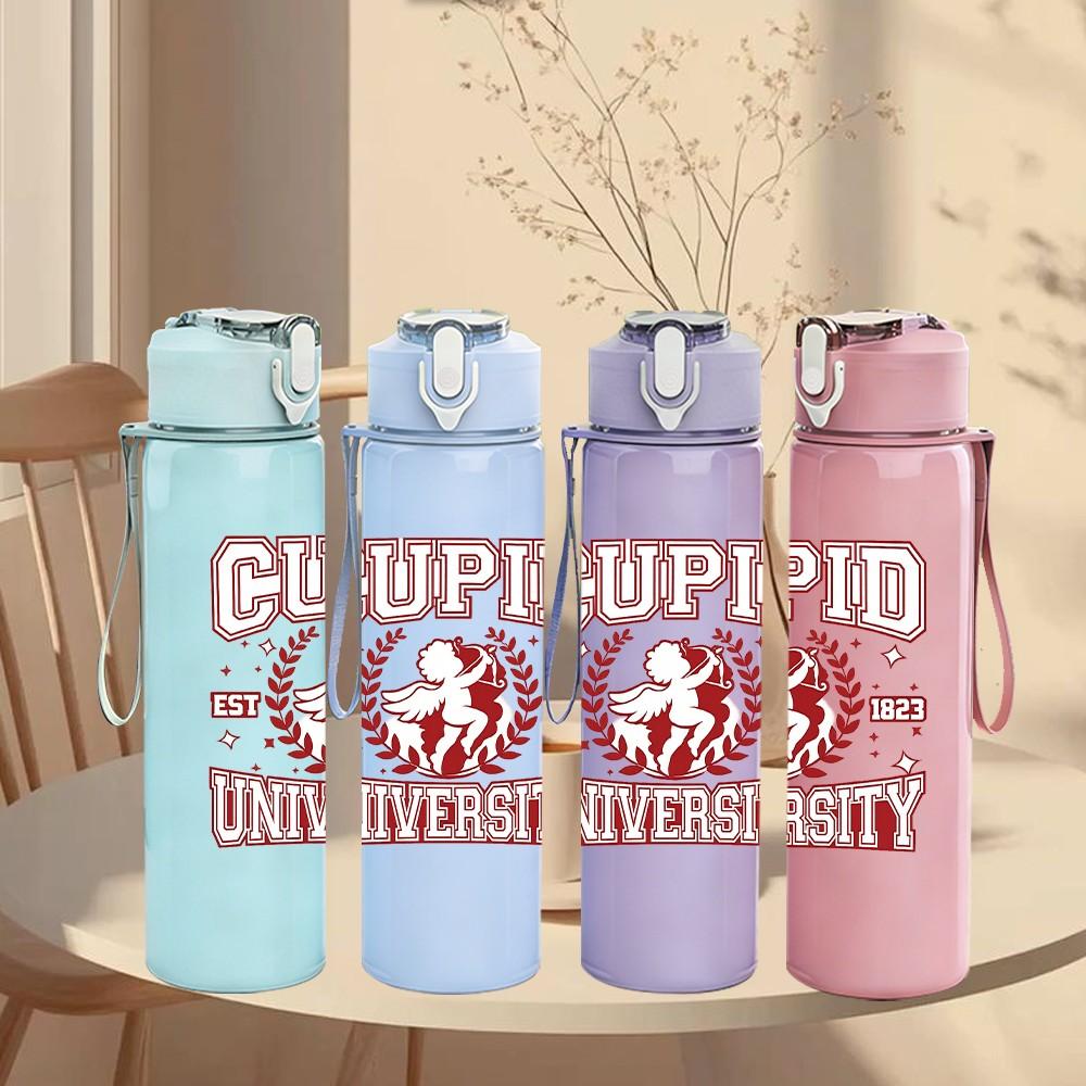 1PC Cupid University Retro Badge Print 750ml Color Plastic Sports Water Bottle Leakproof Flip Straw Lid Suitable for Sports Office Home Use