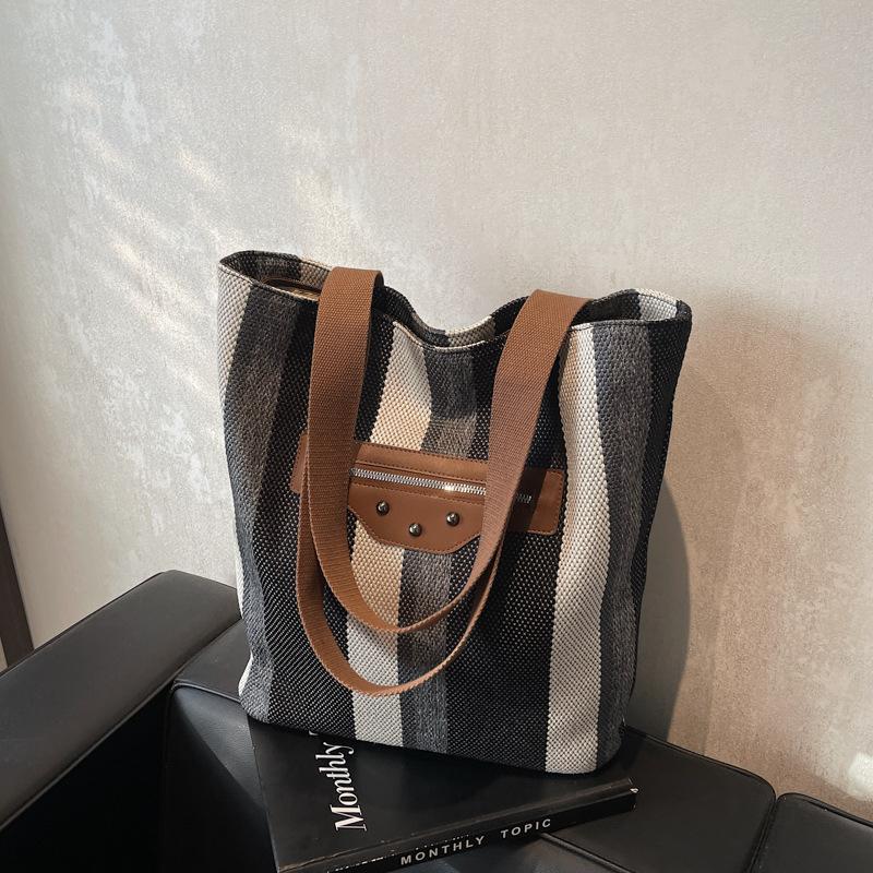 

Autumn and winter large-capacity contrasting striped shoulder bag women s new fashion class commuter tote bag чёрный