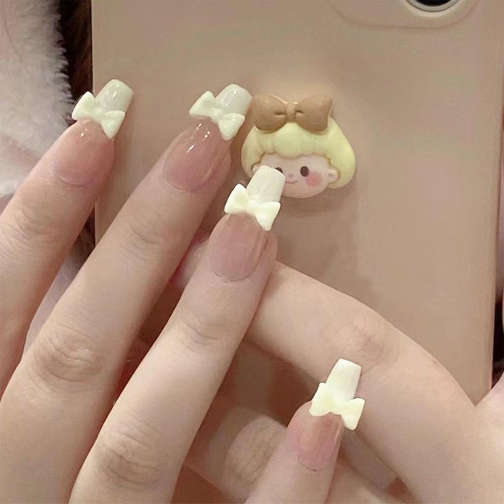 A Fresh And Sweet Style, Wearing A 24-piece French Manicure With A Milk Bow And Diamond-encrusted False Finger Patches, Creating An Atmosphere.2ML