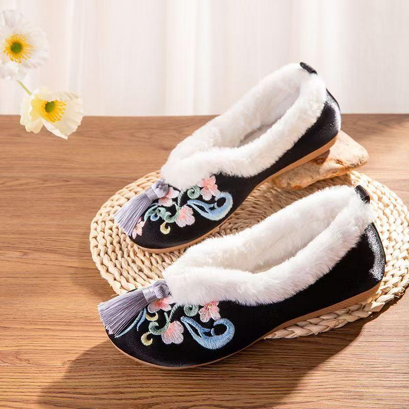 Damen Winter Neu Flache Bestickte Baumwollschuhe Ethnischer Stil Flache Sohle Zum Hineinschlüpfen Runde Spitze Plüsch Warm Seidenquaste Hanfu Schuhe